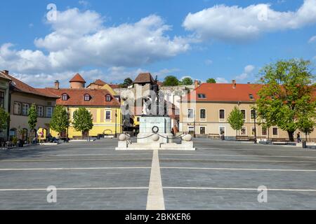 Eger, Ungarn - 04 25 2020: Dobo Platz in Eger, Ungarn mit der Burg im Hintergrund an einem Frühlingsabend. Stockfoto