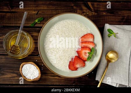 Draufsicht des Taioka Pudding mit pflanzlicher Milch auf dunklem rustikalem Hintergrund Stockfoto