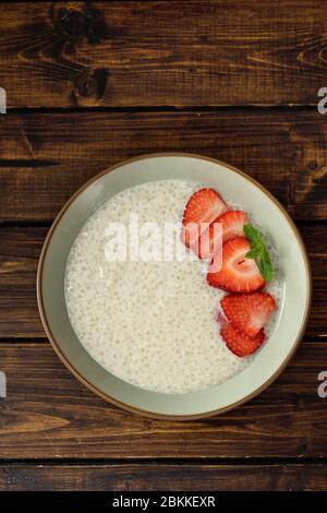 Draufsicht des veganen Tapioka Pudding auf dunklem Holzhintergrund Stockfoto