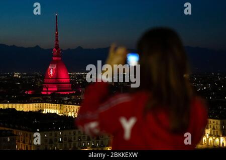 Turin, Italien. Mai 2020. TURIN, ITALIEN - 04. Mai 2020: Die Mole Antonelliana, ein wichtiges Wahrzeichen von Turin, ist mit der Farbe und dem Logo des FC Turin zum 71. Gedenken an die Tragödie von Superga beleuchtet. Am 4. Mai 1949 stürzte ein Flugzeug, das die Fußballmannschaft Grande Torino von Lissabon nach Turin trug, in eine Mauer der Basilika von Superga über einem Hügel in der Nähe von Turin und tötete Mitglieder der Mannschaft. (Foto: Nicolò Campo/Sipa USA) Quelle: SIPA USA/Alamy Live News Stockfoto