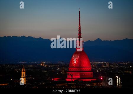 Turin, Italien. Mai 2020. TURIN, ITALIEN - 04. Mai 2020: Die Mole Antonelliana, ein wichtiges Wahrzeichen von Turin, ist mit der Farbe und dem Logo des FC Turin zum 71. Gedenken an die Tragödie von Superga beleuchtet. Am 4. Mai 1949 stürzte ein Flugzeug, das die Fußballmannschaft Grande Torino von Lissabon nach Turin trug, in eine Mauer der Basilika von Superga über einem Hügel in der Nähe von Turin und tötete Mitglieder der Mannschaft. (Foto: Nicolò Campo/Sipa USA) Quelle: SIPA USA/Alamy Live News Stockfoto