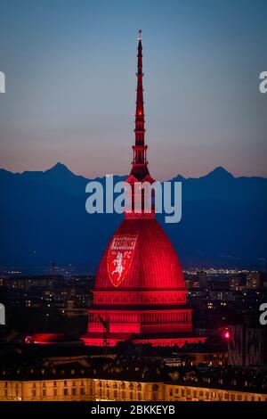 Turin, Italien. Mai 2020. TURIN, ITALIEN - 04. Mai 2020: Die Mole Antonelliana, ein wichtiges Wahrzeichen von Turin, ist mit der Farbe und dem Logo des FC Turin zum 71. Gedenken an die Tragödie von Superga beleuchtet. Am 4. Mai 1949 stürzte ein Flugzeug, das die Fußballmannschaft Grande Torino von Lissabon nach Turin trug, in eine Mauer der Basilika von Superga über einem Hügel in der Nähe von Turin und tötete Mitglieder der Mannschaft. (Foto: Nicolò Campo/Sipa USA) Quelle: SIPA USA/Alamy Live News Stockfoto