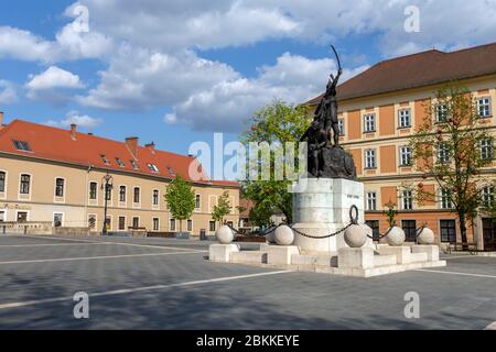 Eger, Ungarn - 04 25 2020: Dobo Platz in Eger, Ungarn mit der Burg im Hintergrund an einem Frühlingsabend. Stockfoto