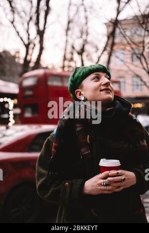 Porträt von nicht-binären Hipster Frau auf der Straße in der Stadt im Winter Stockfoto