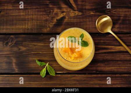 Draufsicht auf Glas mit orangefarbenem und veganem Tapioka-Pudding Stockfoto
