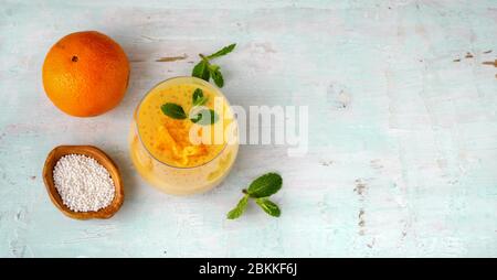 Draufsicht auf Glas mit orangefarbenem und veganem Tapioka-Pudding Stockfoto