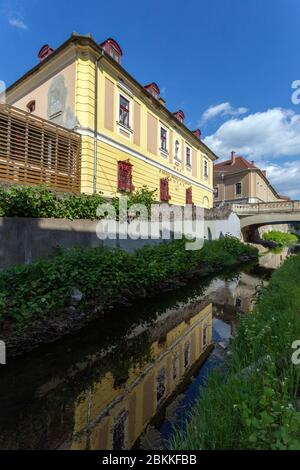 Eger, Ungarn - 04 26 2020: Eger Bach in Eger, Ungarn an einem sonnigen Frühlingsnachmittag. Stockfoto