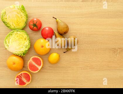 Set von Früchten auf einer hölzernen Oberfläche Stockfoto