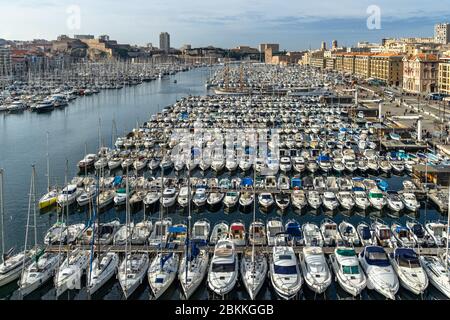 Landschaftlich schöne Luftaufnahme des Vieux Port de Marseilles (alter Hafen) vom Beobachtungsrad aus gesehen. Marseille, Frankreich, Januar 2020 Stockfoto