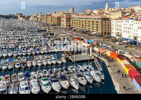 Panoramafenansicht des Vieux Port de Marseilles (alter Hafen) und des Viertels Le Panier auf der rechten Seite vom Beobachtungsrad aus gesehen. Marseille, Frankreich Stockfoto