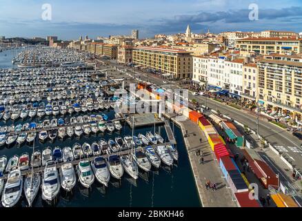 Panoramafenansicht des Vieux Port de Marseilles (alter Hafen) und des Viertels Le Panier auf der rechten Seite vom Beobachtungsrad aus gesehen. Marseille, Frankreich Stockfoto