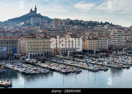 Malerische Stadtlandschaft von Marseille mit der Basilika Notre Dame del Garde hinter dem Alten Hafen. Marseille, Frankreich, Januar 2020 Stockfoto