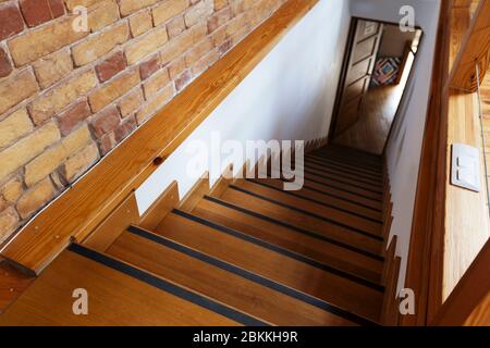 Holztreppe im Coworking Space, Draufsicht Stockfoto