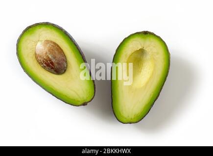 Frische reife Avocado isoliert auf weißem Hintergrund, Draufsicht Stockfoto