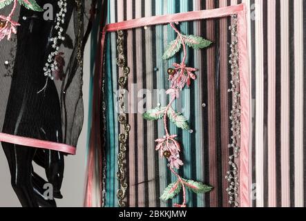 Kaftan Kleid Schaufensterpuppe in weißem Hintergrund isoliert Stockfoto