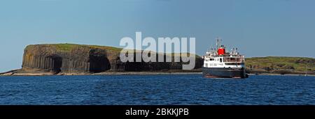 HEBRIDEN PRINZESSIN vor Anker FINGALS HÖHLE vor der Insel STAFFA, INNERE HEBRIDEN, SCHOTTLAND Stockfoto