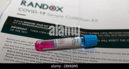 Home Testing ... Corona Virus Covid 19 Kits können an jemandes Tür geliefert werden, so dass sie sich und ihre Familie testen können, ohne das Haus zu verlassen.Home Test Kit Verfügbarkeit wird zunächst begrenzt werden, aber mehr werden verfügbar, über diese Testmethoden, Es gibt ein Netzwerk von Kurieren, die die fertigen Proben sammeln und sie sicher an die Labors liefern und das Ergebnis wird an die Einzelperson mitgeteilt. Priorisiert für Tests in England nur alle NHS und Sozialfürsorge einschließlich Ärzte, Krankenschwestern, Hebammen, Sanitäter, Sozialpersonal und alle medizinischen Mitarbeiter vor Ort. Stockfoto