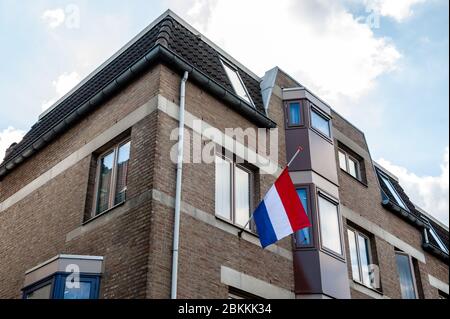 Während der Zeremonie wird eine holländische Flagge aufgehängt.die gedenkfeiern fanden in der "Kitty de Wijze" statt, einem Denkmal, das zum Symbol der Juden in Nijmegen wurde, die deportiert wurden und nie wieder zurückkamen. In diesem Jahr wurde die Zeremonie aufgrund der aktuellen Situation ohne Zuhörerschaft abgehalten, nur in Anwesenheit von Rabbi M. Levin und Bürgermeister von Nijmegen Hubert Pinselwood ist auch Vorsitzender des Sicherheitsrates des Landes. Der Gedenkgottesdienst in der Sint Stevens Kirche wurde in diesem Jahr abgesagt. Stockfoto