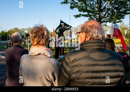 Eine Gruppe von Menschen wird während der Rede des Bürgermeisters versammelt gesehen.die gedenkfeiern fanden in der "Kitty de Wijze" statt, einem Denkmal, das zum Symbol der Juden in Nijmegen geworden ist, die deportiert wurden und nie wieder kommen. In diesem Jahr wurde die Zeremonie aufgrund der aktuellen Situation ohne Zuhörerschaft abgehalten, nur in Anwesenheit von Rabbi M. Levin und Bürgermeister von Nijmegen Hubert Pinselwood ist auch Vorsitzender des Sicherheitsrates des Landes. Der Gedenkgottesdienst in der Sint Stevens Kirche wurde in diesem Jahr abgesagt. Stockfoto