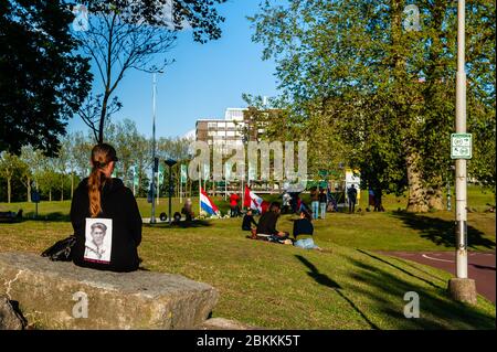 Während der Zeremonie wird eine Frau in einem T-Shirt mit einem Foto eines Soldaten des Zweiten Weltkriegs gesehen.die gedenkfeier fand in der "Kitty de Wijze" statt, einem Denkmal, das zum Symbol der Juden in Nijmegen geworden ist, die deportiert wurden und nie wieder zurückkamen. In diesem Jahr wurde die Zeremonie aufgrund der aktuellen Situation ohne Zuhörerschaft abgehalten, nur in Anwesenheit von Rabbi M. Levin und Bürgermeister von Nijmegen Hubert Pinselwood ist auch Vorsitzender des Sicherheitsrates des Landes. Der Gedenkgottesdienst in der Sint Stevens Kirche wurde in diesem Jahr abgesagt. Stockfoto
