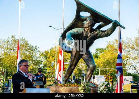 Der Bürgermeister von Nijmegen, Hubert Bruls, wird während der Zeremonie gesehen.die gedenkfeiern fanden in der "Kitty de Wijze" statt, einem Denkmal, das zum Symbol der Juden in Nijmegen geworden ist, die deportiert wurden und nie wieder kommen. In diesem Jahr wurde die Zeremonie aufgrund der aktuellen Situation ohne Zuhörerschaft abgehalten, nur in Anwesenheit von Rabbi M. Levin und Bürgermeister von Nijmegen Hubert Pinselwood ist auch Vorsitzender des Sicherheitsrates des Landes. Der Gedenkgottesdienst in der Sint Stevens Kirche wurde in diesem Jahr abgesagt. Stockfoto