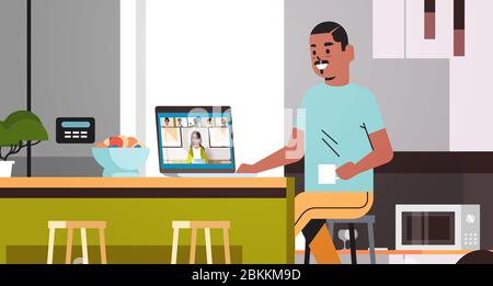 afroamerikanischer Mann Treffen mit Mix-Rennen Freunde während Videoanruf Coronavirus Quarantäne zu Hause bleiben Konzept Menschen mit virtuellen Spaß live Konferenz Küche Innenraum horizontal Porträt Vektor Illustration Stock Vektor