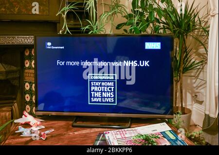 Britische Regierung Fernsehwerbung "Coronavirus, zu Hause bleiben, schützen Sie die NHS, Leben retten". Stockfoto