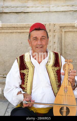 Ein kroatischer Mann, der das traditionelle Musikinstrument Lijerica spielt. Stockfoto