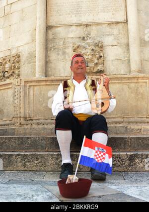 Ein kroatischer Mann, der das traditionelle Musikinstrument Lijerica spielt. Stockfoto