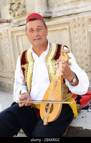 Ein kroatischer Mann, der das traditionelle Musikinstrument Lijerica spielt. Stockfoto