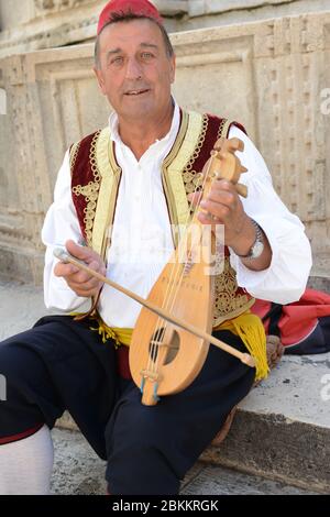 Ein kroatischer Mann, der das traditionelle Musikinstrument Lijerica spielt. Stockfoto