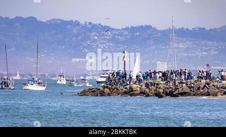 Okt 12, 2019 San Francisco / CA / USA - Besucher beobachten die Flottenwoche Airshow von der Küste und von Schiffen, die in der San Francisco Bay segeln; Berke Stockfoto