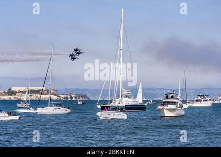 Okt 12, 2019 San Francisco / CA / USA - Besucher beobachten die Blue Angels Airshow von privaten Booten und Kreuzfahrtschiffen, die in der San Francisco Bay navigieren, Stockfoto