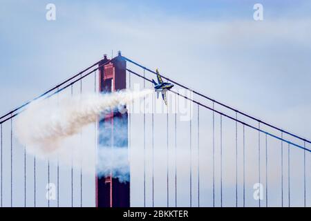 Okt 12, 2019 San Francisco / CA / USA - US Navy Blue Angels in F-18 Hornet Flugzeug in der Flottenwoche Airshow; Golden Gate Bridge sichtbar in t Stockfoto