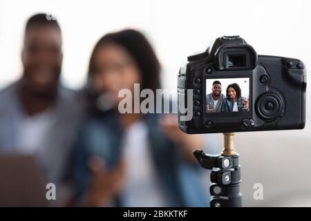 Quarantäne-Blog. Glücklich African American Paar Aufnahme Video Zu Hause Stockfoto