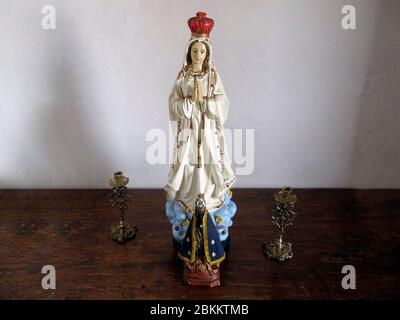 Statue der Gottesmutter von Fatima, der Mutter Gottes in der katholischen Religion, Unserer Lieben Frau vom Rosenkranz von Fatima, Jungfrau Maria Stockfoto