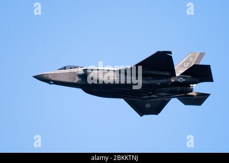 Okt 12, 2019 San Francisco/CA/USA - in der Nähe von F-35 Fighter Jet fliegen an der 39th Fleet Week Air Show; die F-35 Lightning II wurde von Lo entwickelt Stockfoto