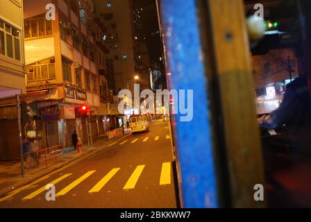 Straßenszene bei Nacht City Life Lights Dark Movement Traffic Blur Central Kowloon Nathan Road in Hong Kong Stockfoto