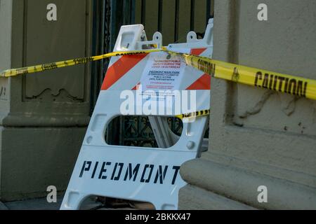 Viele Unternehmen haben Schilder in ihren Fenstern, die vor Covid-19 während der Pandemie in der Bay Area in Kalifornien warnen. Stockfoto