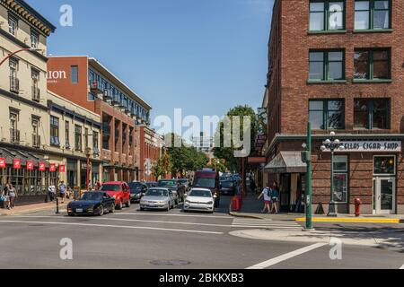 VICTORIA, KANADA - 14. JULI 2019: Historisches Gebäude und Straßenansicht Sommer Zeit British Columbia. Stockfoto