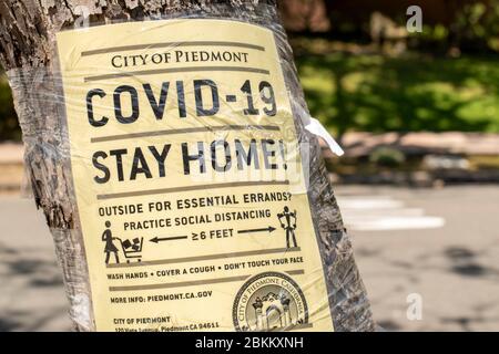 Viele Unternehmen haben Schilder in ihren Fenstern, die vor Covid-19 während der Pandemie in der Bay Area in Kalifornien warnen. Stockfoto