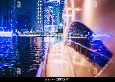 DUBAI, VAE - NOVEMBER 13: Dubai Downtown Nachtszene mit Stadtlichtern, Luxus neue High-Tech-Stadt im Nahen Osten. Dubai Marina Stadtbild, im November Stockfoto