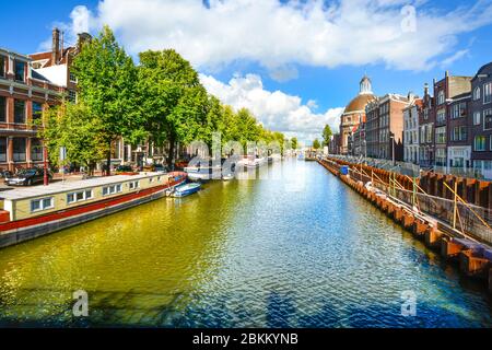 Hausboote werden an einem der vielen Kanäle Amsterdams an einem sonnigen Tag im Frühherbst festgemacht Stockfoto