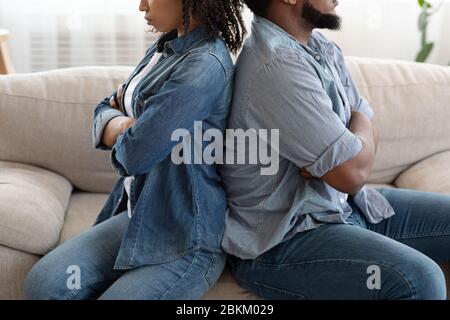 Hartnäckige Afrikanische Paar Sitzen Zurück Zu Zurück Auf Couch Nach Streit Stockfoto