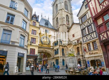 Touristen und Einheimische kommen an und unter dem Gros horloge vorbei, der mittelalterlichen astronomischen Uhr auf der Hauptstraße von Rouen Frankreich Stockfoto