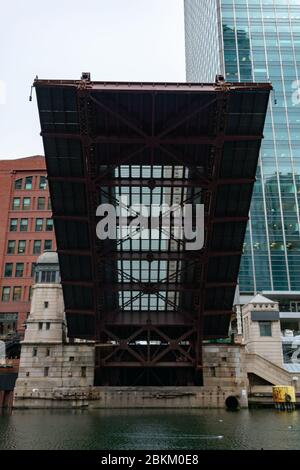 Unter der Clark Street Bridge über dem Chicago River In Downtown Chicago Stockfoto