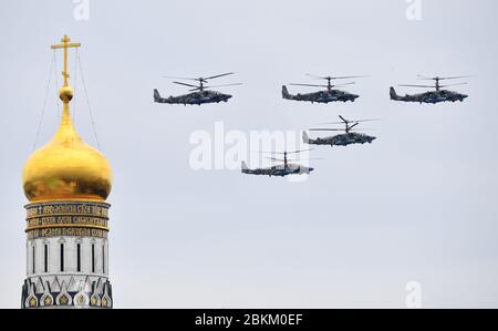 (200504) -- MOSKAU, 4. Mai 2020 (Xinhua) -- die russische Ka-52 "Alligator"-Kampfhubschrauber fliegen in Formation während einer Luftparadeprobe am 4. Mai 2020 über Moskau, Russland. Insgesamt nahmen 75 Flugzeuge und Hubschrauber an der Generalprobe der Victory Day Luftparade Teil, darunter MiG-31K-Kämpfer, die Hyperschall-Kinzhal-Raketen transportieren können, Su-57-Kämpfer der fünften Generation, A-50-Langstreckenaufklärer, Il-76-Transportflugzeuge, TU-95MS und TU-160 strategische Bomber sowie Mi-8 und Mi-28N-Hubschrauber. (Sputnik via Xinhua) Quelle: Xinhua/Alamy Live News Stockfoto