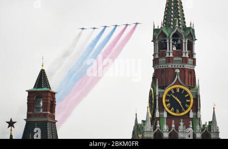 (200504) -- MOSKAU, 4. Mai 2020 (Xinhua) -- Russische Su-25-Düsenjäger fliegen in Formation während einer Luftparadeprobe am 4. Mai 2020 über Moskau, Russland. Insgesamt nahmen 75 Flugzeuge und Hubschrauber an der Generalprobe der Victory Day Luftparade Teil, darunter MiG-31K-Kämpfer, die Hyperschall-Kinzhal-Raketen transportieren können, Su-57-Kämpfer der fünften Generation, A-50-Langstreckenaufklärer, Il-76-Transportflugzeuge, TU-95MS und TU-160 strategische Bomber sowie Mi-8 und Mi-28N-Hubschrauber. (Sputnik via Xinhua) Quelle: Xinhua/Alamy Live News Stockfoto