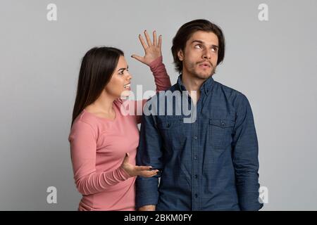 PMS-Syndrom. Wütend Junge Frau Emotional Schreiend Auf Verärgerten Ehemann Stockfoto