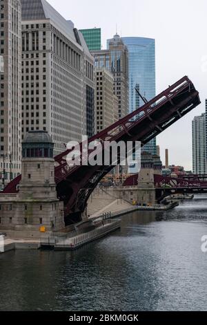 Die Clark Street Bridge rag über den Chicago River hinein Downtown Chicago Stockfoto